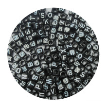 7*7 mm verschiedene schwarz -weiße Tafel Alphabet Würfelperlen